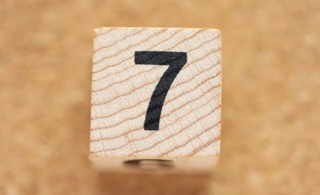 7の数字が書かれた木のキューブ