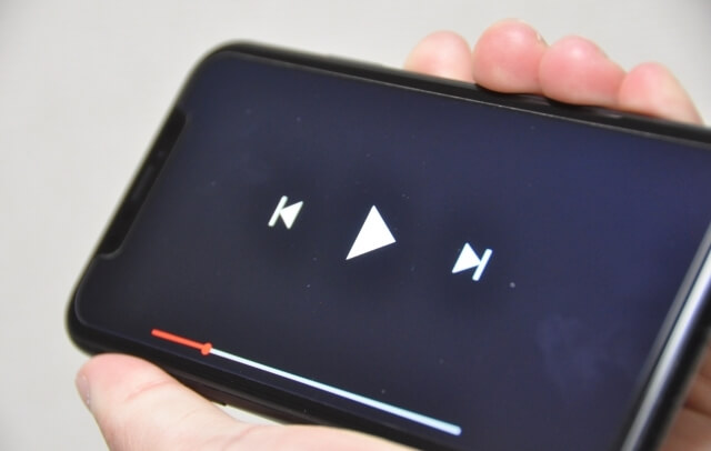 動画の再生ボタンが表示されたスマートフォン
